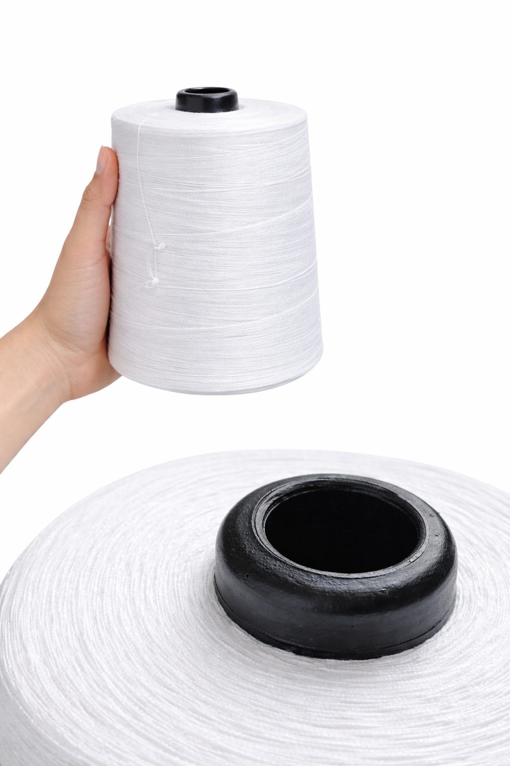 Cono de hilo blanco de 1 kg sostenido en mano para mostrar tamaño real