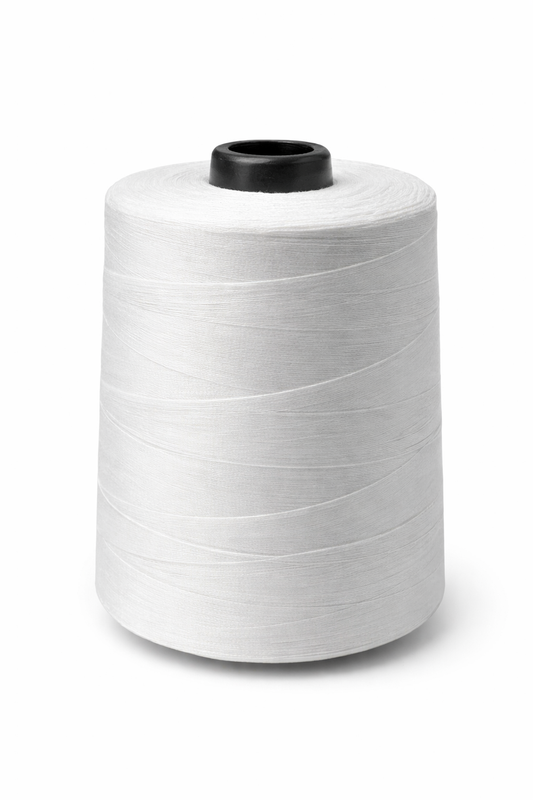 Hilo blanco para máquina recta industrial en cono de 1 kg sobre fondo blanco